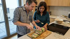 Salátová roláda se šunkou a vejci – připravíte ji dopředu a při krájení mile překvapí