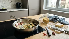 Ideální po práci: krémové orzo se slaninou z jedné pánve a omáčkou, která zhoustne sama