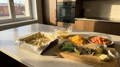 Jako z restaurace i doma: slaný koláč z listového těsta s lososem a kouřovým sýrem (rozhoduje jeden detail)