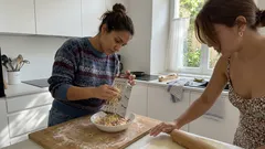 Párky v těstě už omrzely? Slané šneky se sýrem a strouhanou klobásou