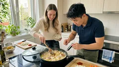 Kuřecí kuličky v česnekové smetaně – večeře z jedné pánve i s bramborami