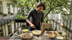 Slavnostní vrstvený salát „Napoleon“: jednoduché vrstvy, dresink a jeden chytrý detail