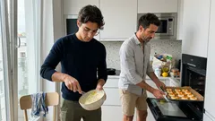 Tři rychlé tvarohové dezerty jako z cukrárny: citronové muffiny, syrníky s meruňkami a mikrovlnkový pudink