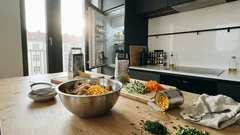 Minutový salát z uzeného kuřete a kukuřice – křupavá záchrana, když nestíháte