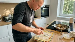 Užitečné a syté: vrstvená bramborovo-houbová zapékaná s rajčaty na plech (a jeden trik na zlatý vršek)