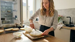 Kokosový dort „obláček“ se smetanovo‑sýrovým krémem: proč se vyplatí dát těstu čas v lednici