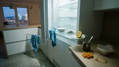 Zápach z lednice zmizí během pár minut: 10 domácích triků (a co udělat, aby se nevrátil)