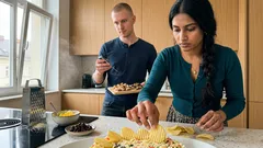 Vrstvený kuřecí salát „Podslunečnice“: připravte ho dopředu, chipsy dejte až na poslední chvíli