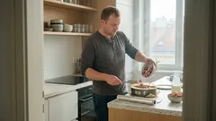 Vláčný krupicový koláč s kefírem a mraženými jahodami – záchranný recept, který udrží šťávu na uzdě