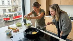 Dvoje lívance pro rychlé ráno i večeři: jeden jednoduchý trik pro cuketu a druhý pro nadýchané těsto