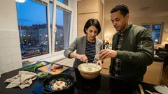 Kefírové placky se zelení a klobásou: proč jsou tak nadýchané i bez hnětení