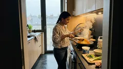 Sýrovo‑tvarohová placka z pánve: hotová za 10 minut a překvapí křupnutím i sytostí