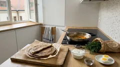 Nejjemnější jaterní dort bez majonézy: tenké placky, zelenina a jogurtová omáčka, která drží pohromadě