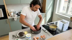 Nepečený čokoládový dort ze sušenek s hedvábným krémem, který se krájí čistě