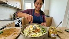 Křupavý salát z pekingského zelí za pár minut – zasytí a má jednu vychytávku do krabičky